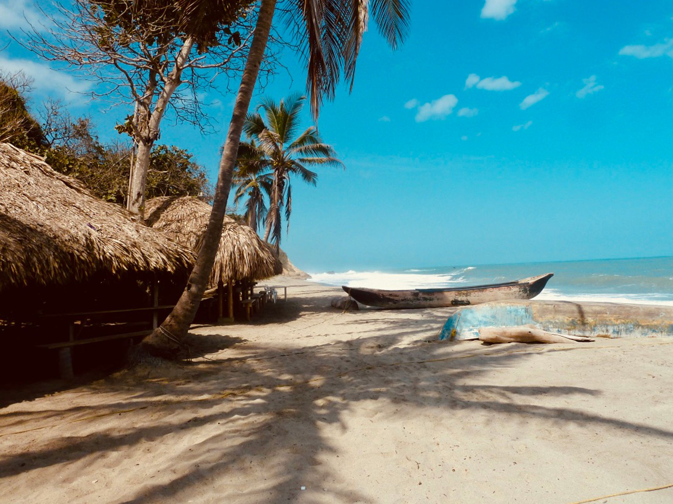 Playa con palmeras y ranchos de palma en la costa Caribe