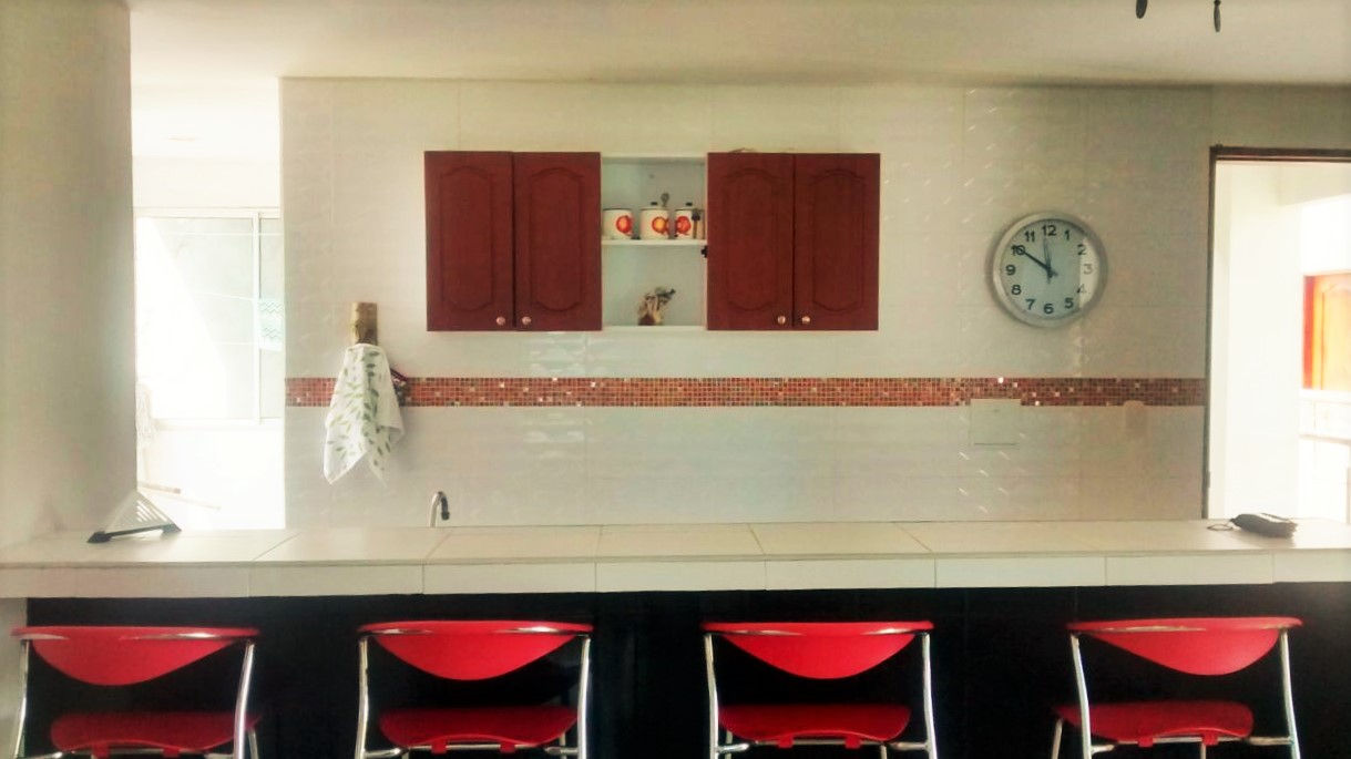 Barra de cocina con banquetas