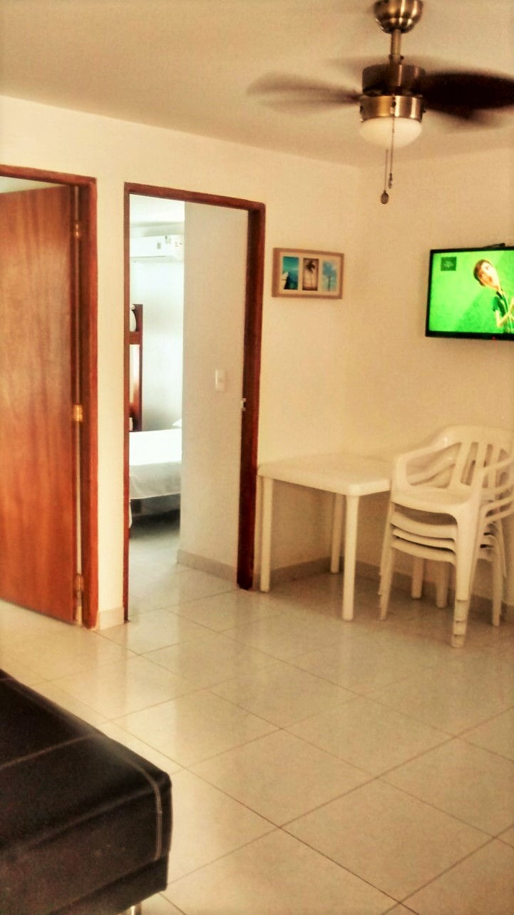 Sala con televisor y comedor