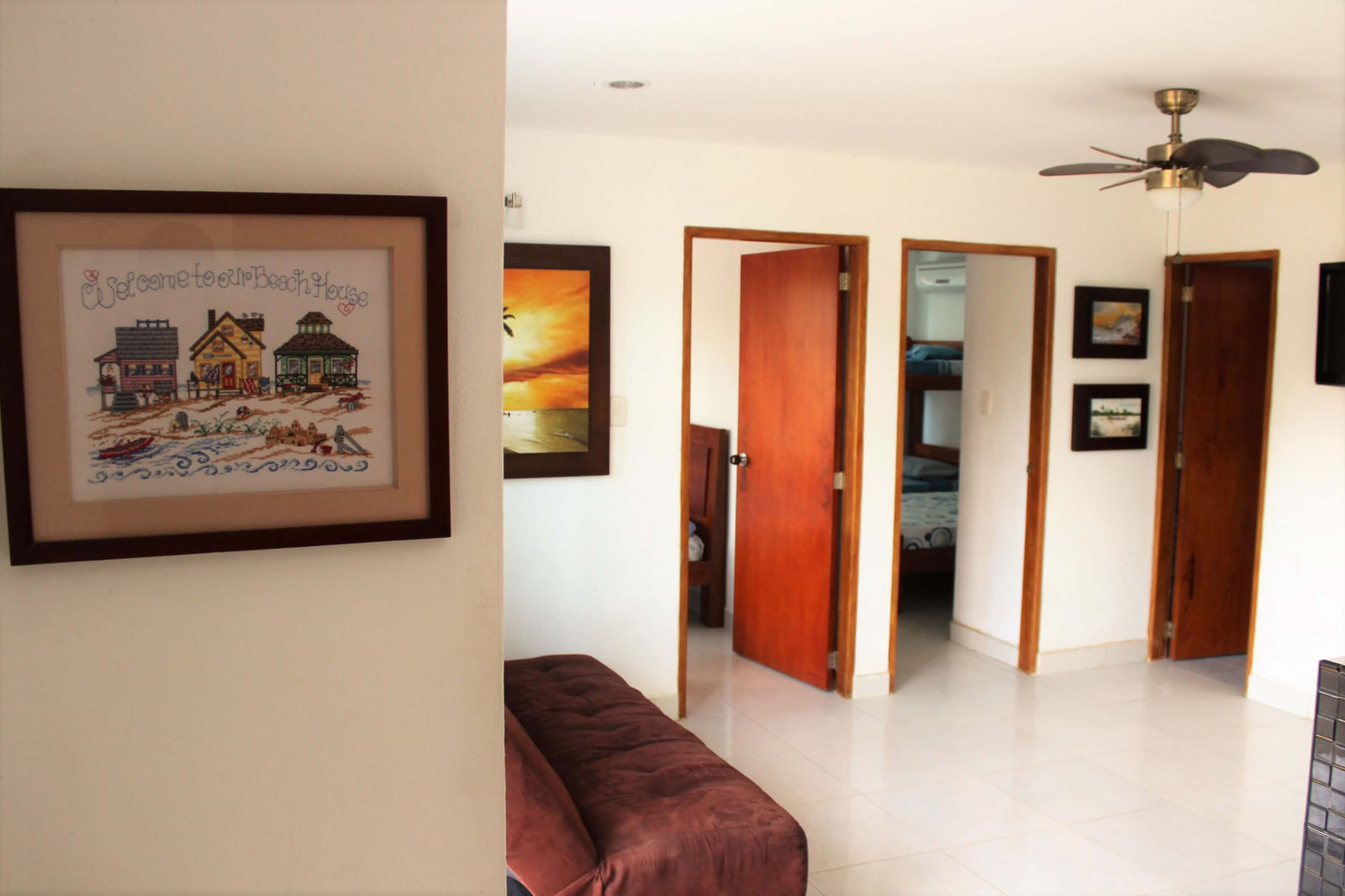 Sala y pasillo hacia las habitaciones del apartamento