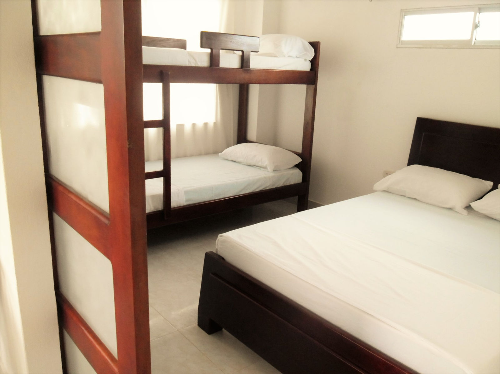 Cama doble y camarote del aparta estudio para 5 personas