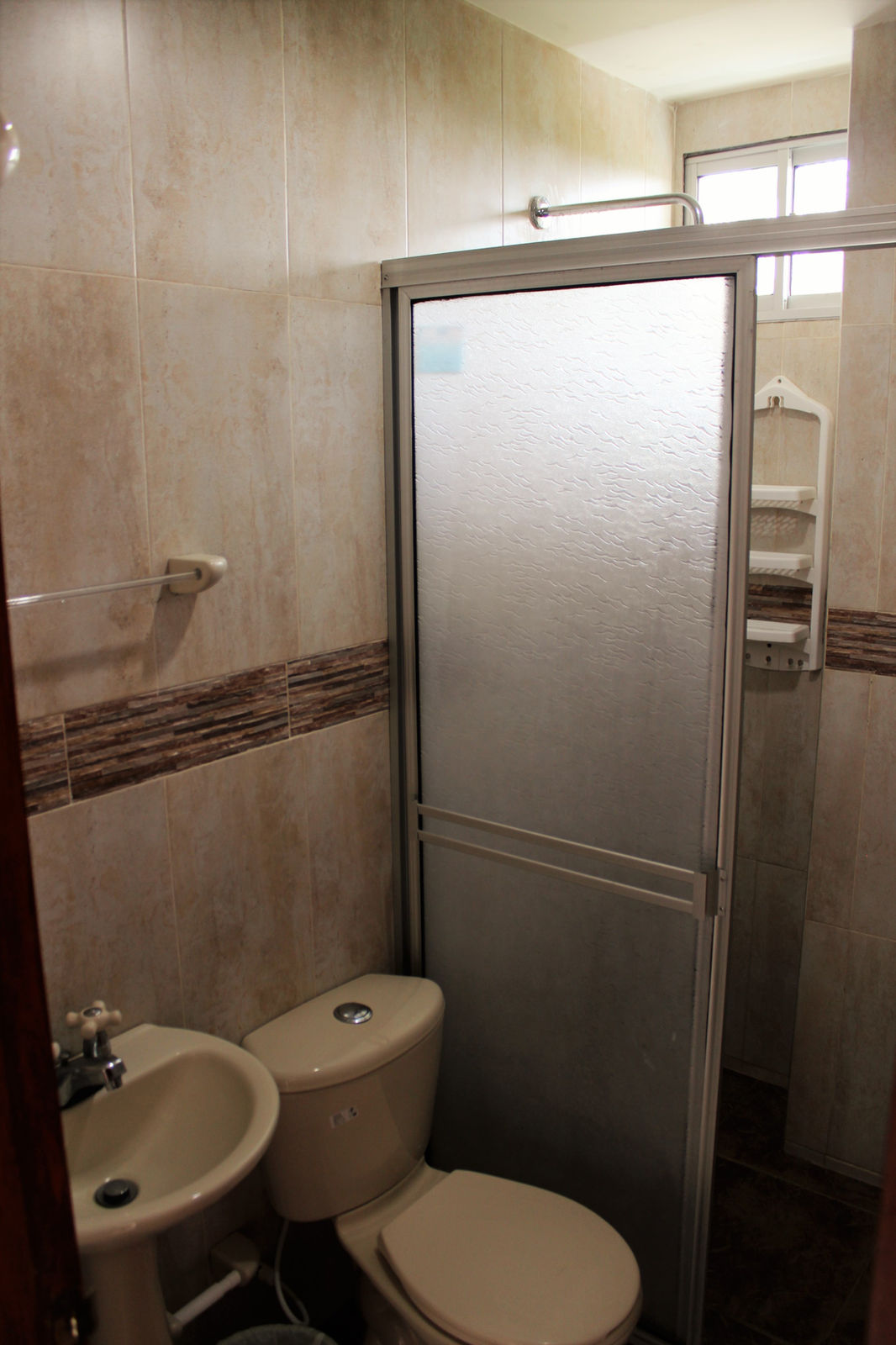 Baño con ducha del aparta estudio para 5 personas