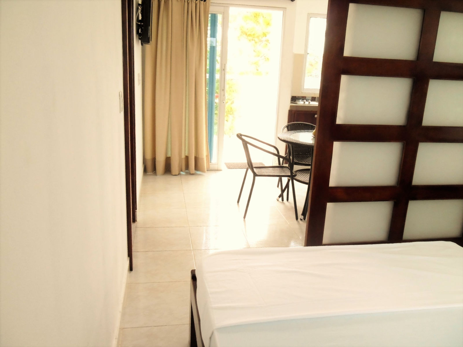 Habitación con cama doble y ventana