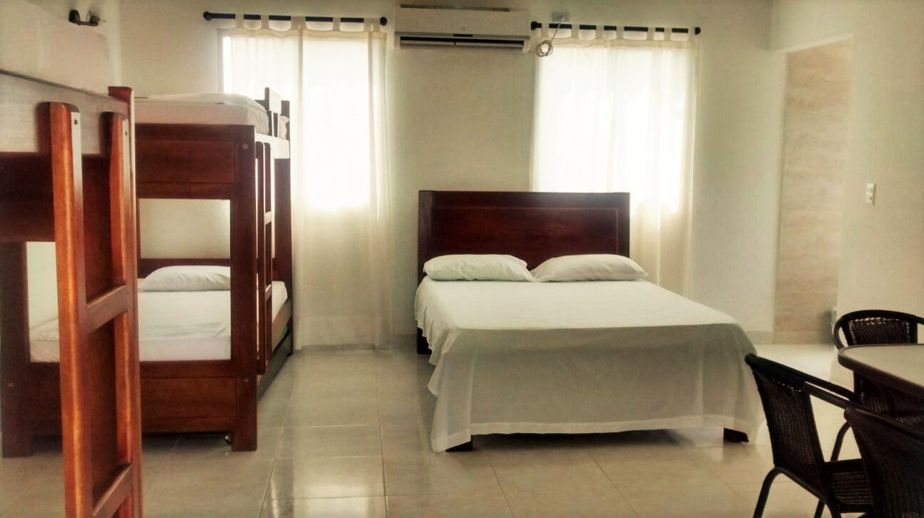 Cama doble y camarote del aparta estudio para 7 personas