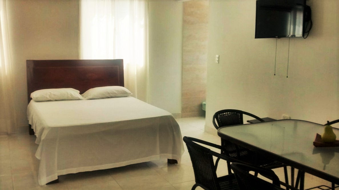 Cama doble y comedor