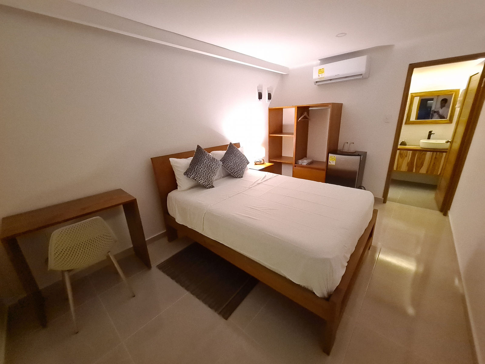 Habitación para parejas con cama doble, escritorio y aire acondicionado