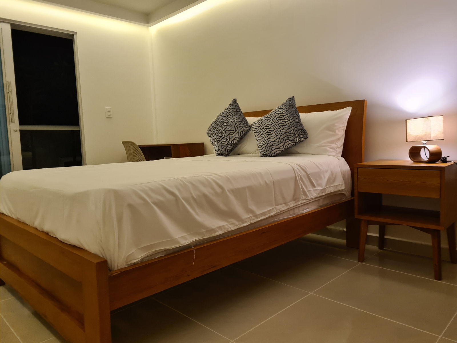 Cama doble con mesas de noche