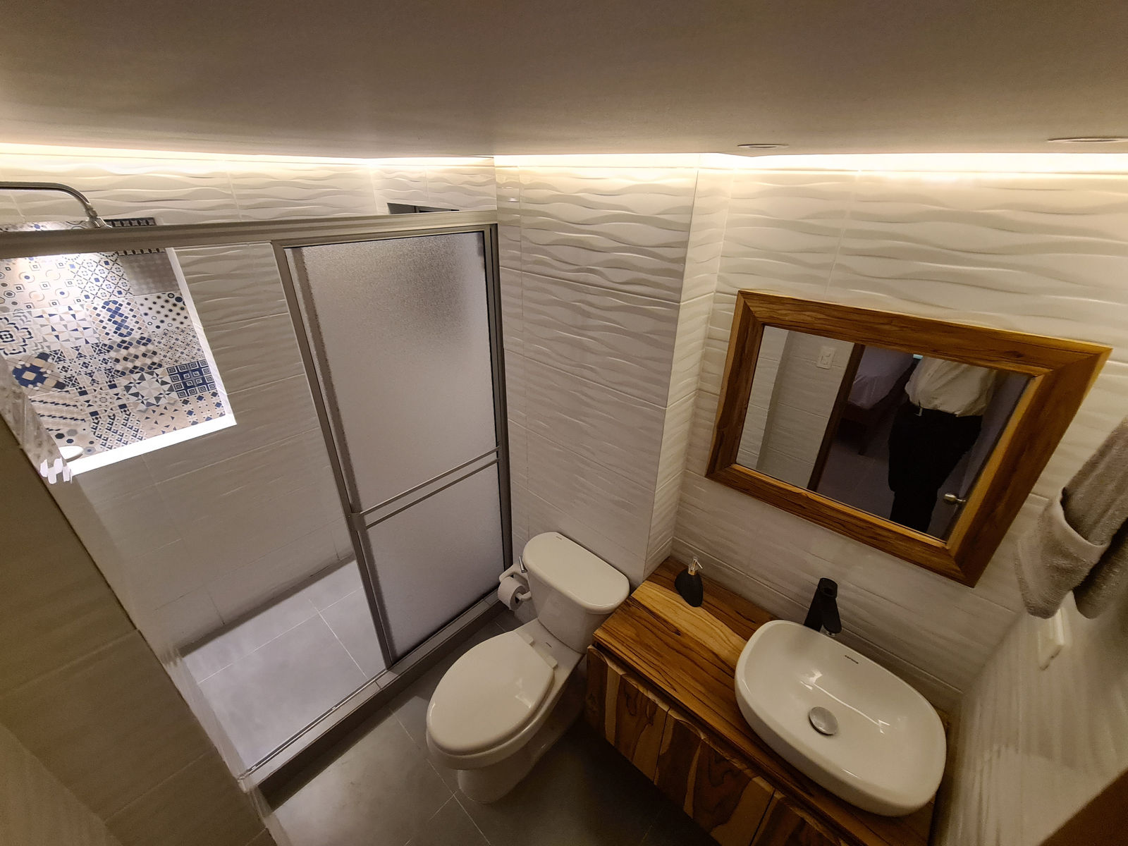 Baño con ducha y lavamanos