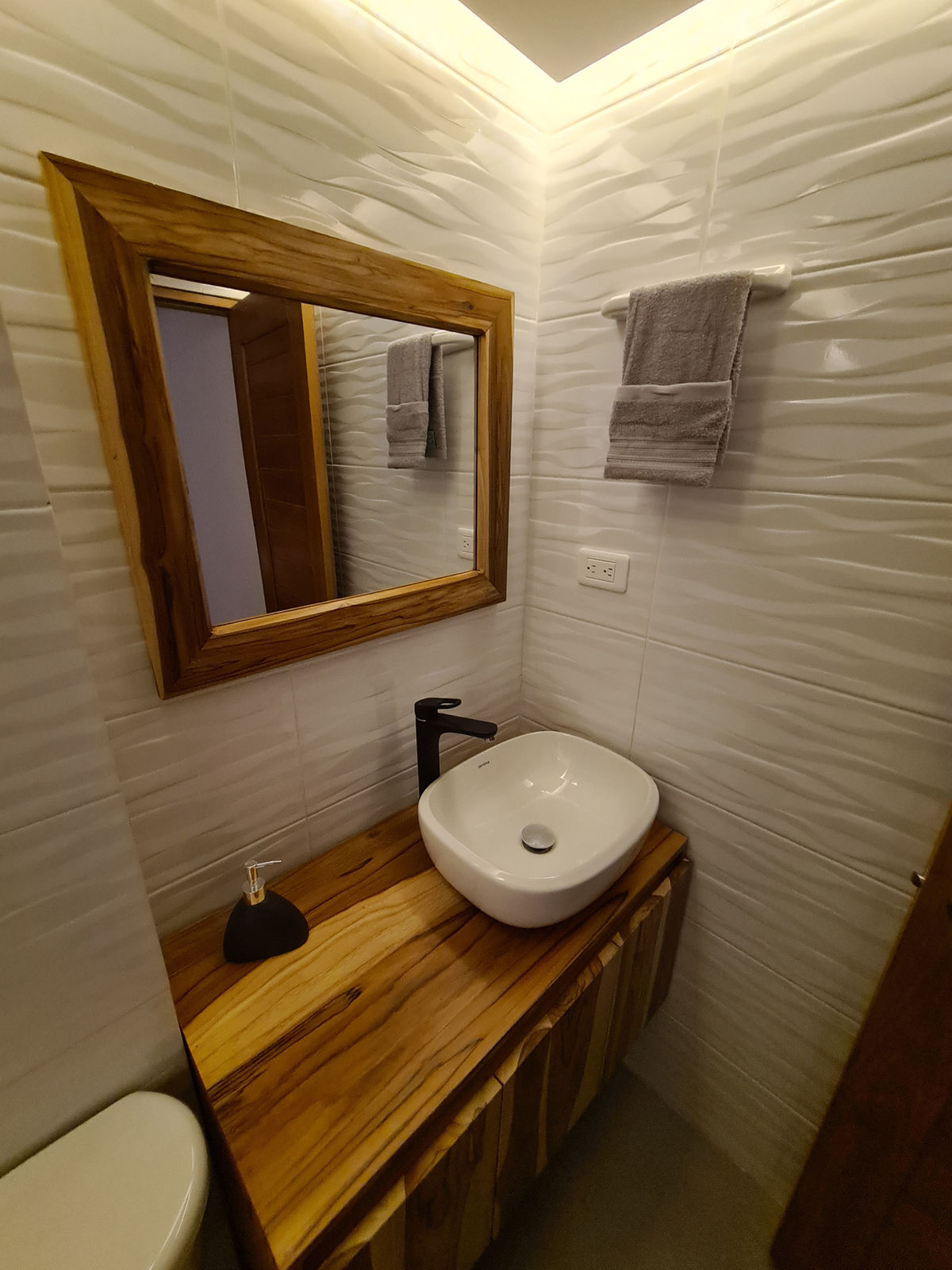 Lavamanos y espejo del baño
