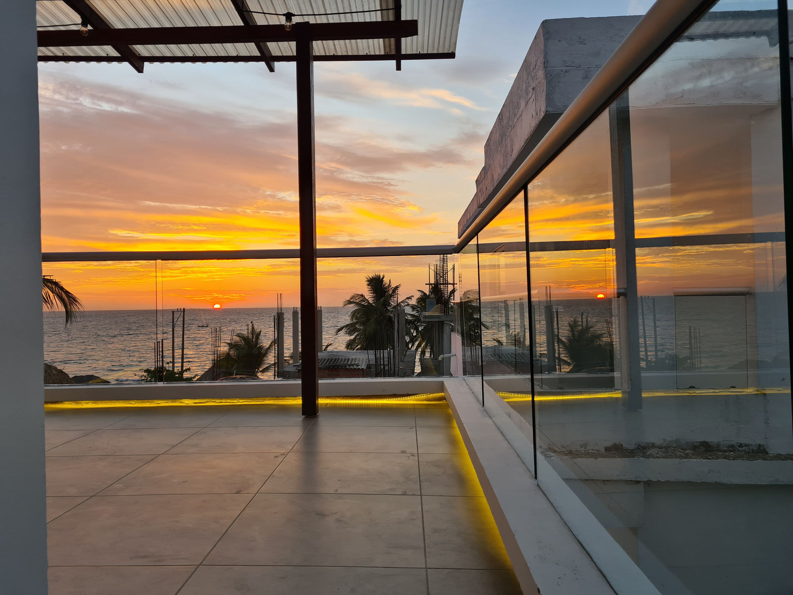 Atardecer desde la terraza con vista al mar